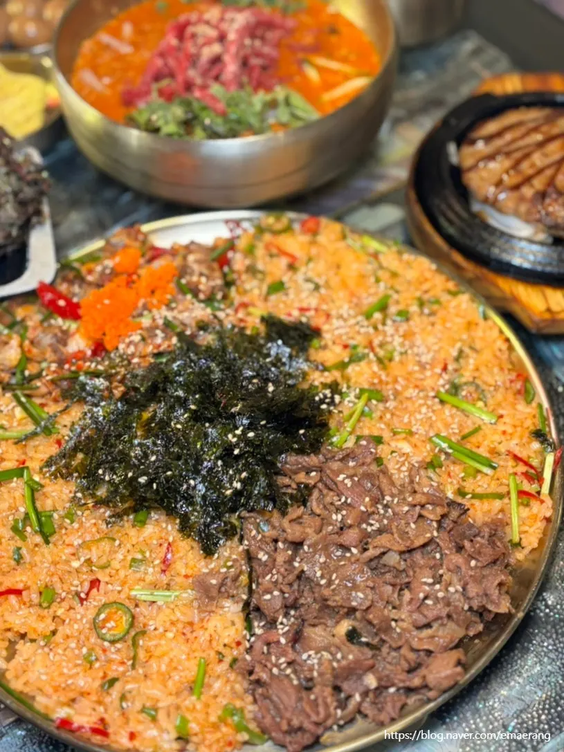 The large platter with Boseong wangkkomak-bap and charcoal-grilled bulgogi