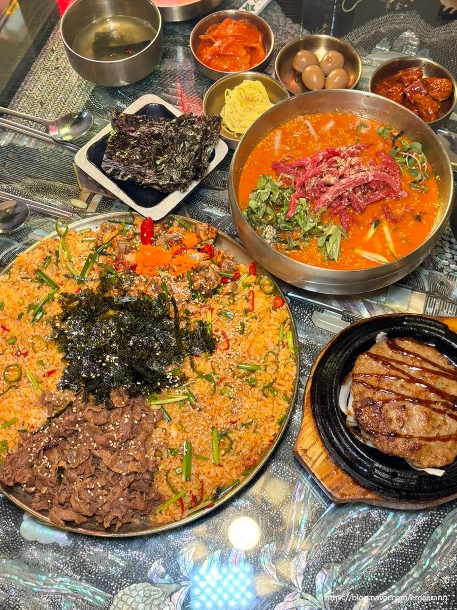 Mixing up the charcoal-grilled bulgogi bibimbap