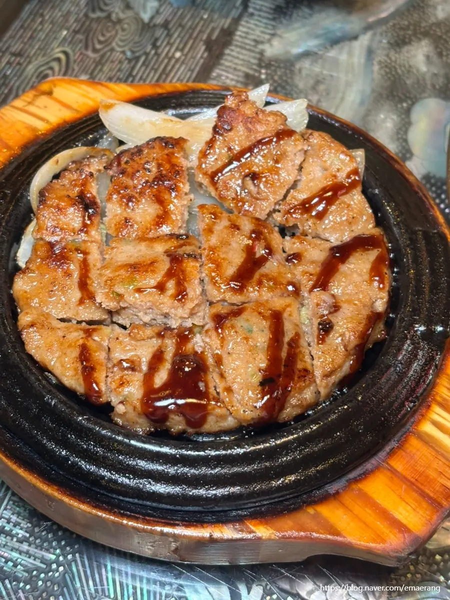Cross-section of the hand-minced tteokgalbi