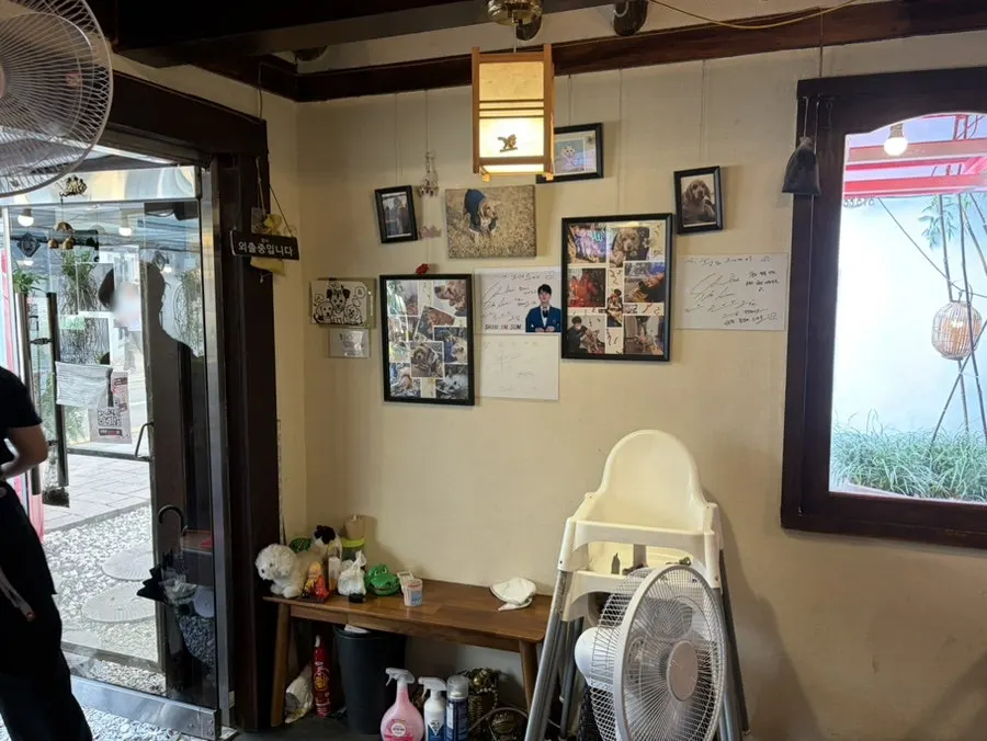 정갈하게 정돈된 황남두꺼비식당 실내 좌석