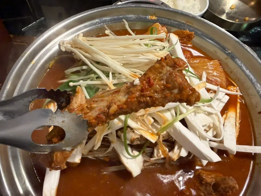 묵은지 한 포기가 올라간 숙성항아리 묵은지등갈비찜