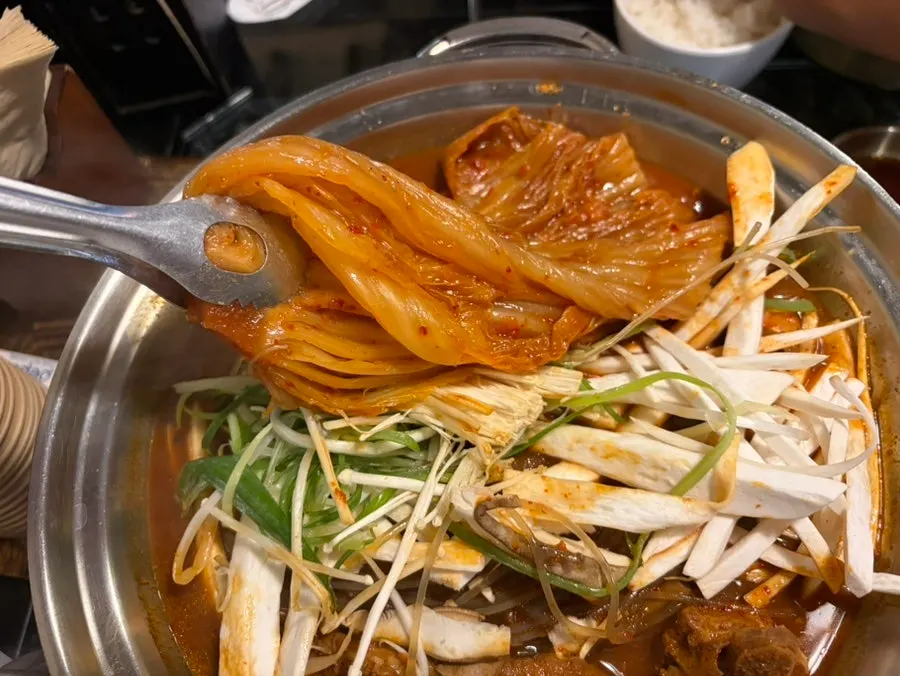 먹기 좋게 자른 묵은지와 등갈비 한 점
