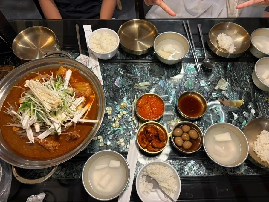 밥에 등갈비찜 양념과 계란찜을 얹은 한 숟갈