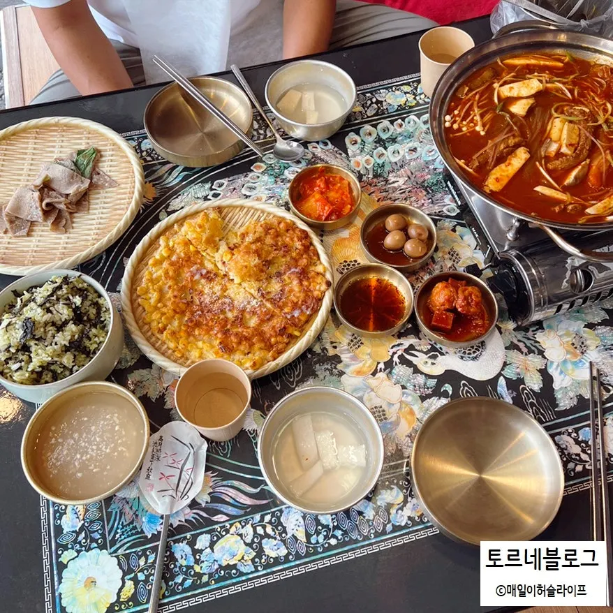 등갈비찜과 옥수수전 곤드레밥 한 상 차림