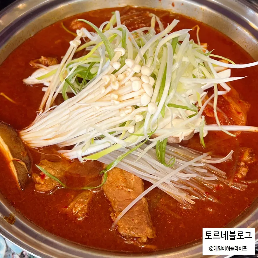 바글바글 끓는 항아리 묵은지 등갈비찜