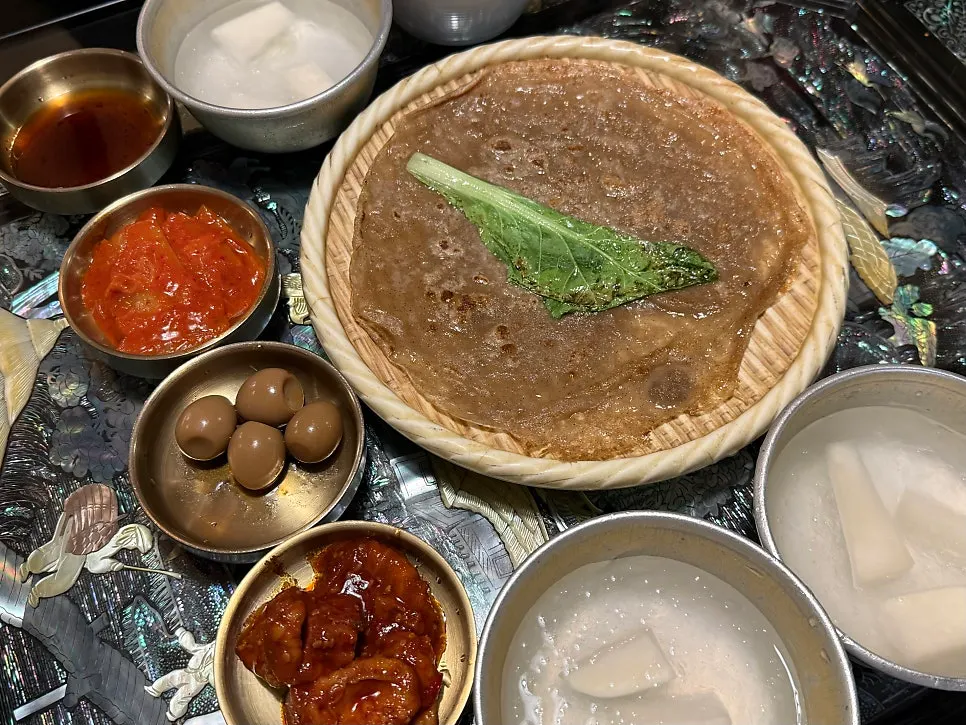 밑반찬과 동치미, 서비스 메밀전 상차림