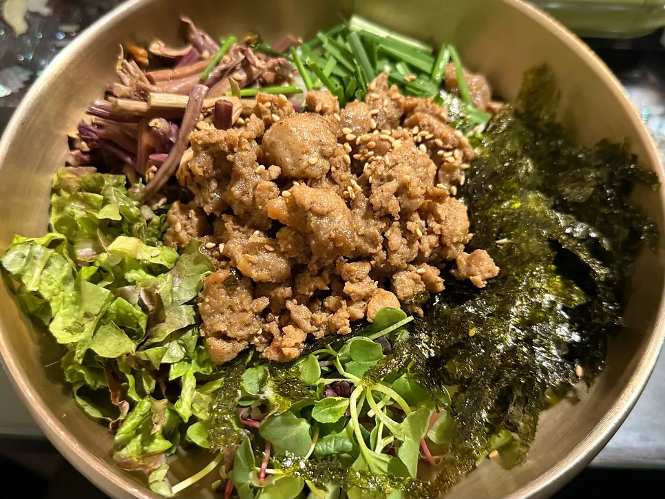 푸짐하게 차려진 간장등갈비찜 상차림