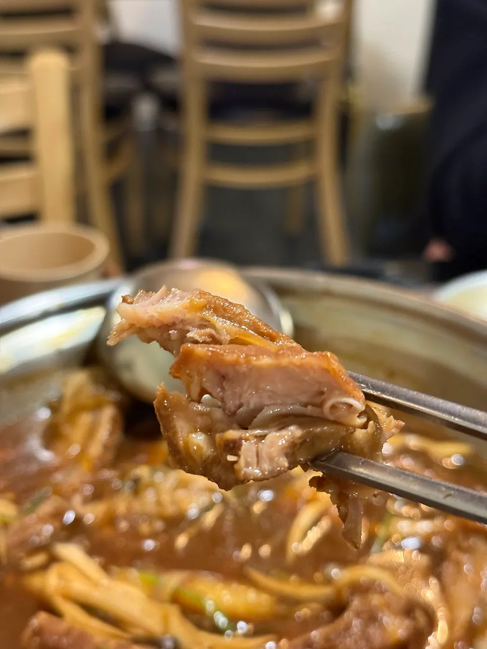 부드럽게 익은 등갈비 살