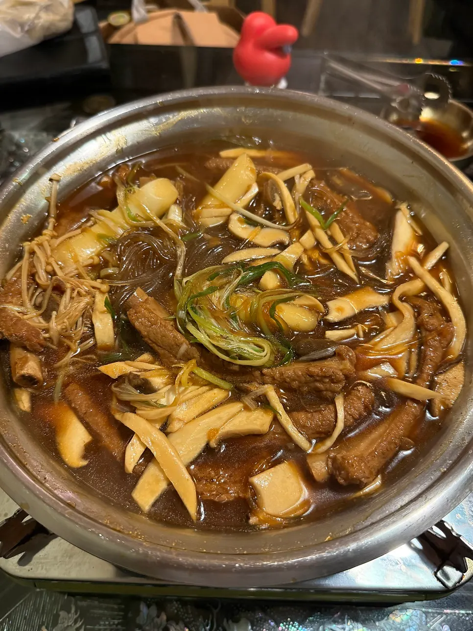 거의 비워가는 간장등갈비찜 냄비
