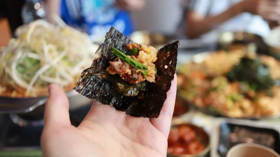 Kkomak bibimbap with seaweed side dish
