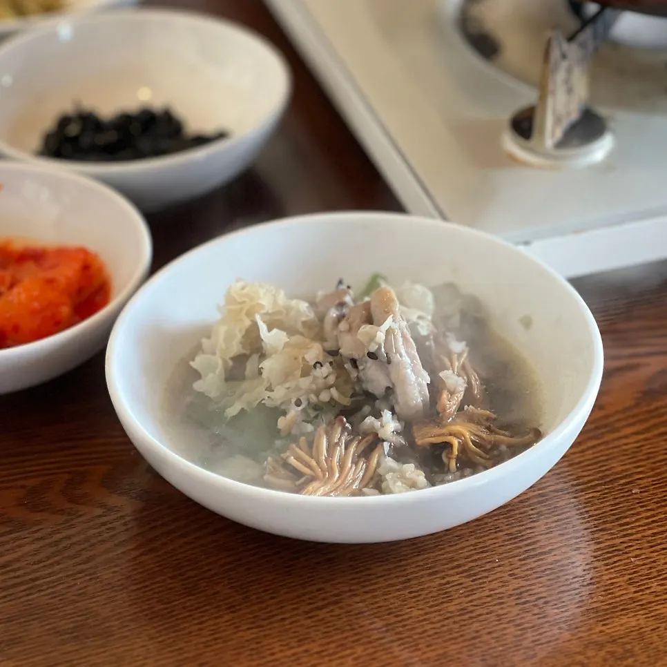 전골 속 인삼 뿌리