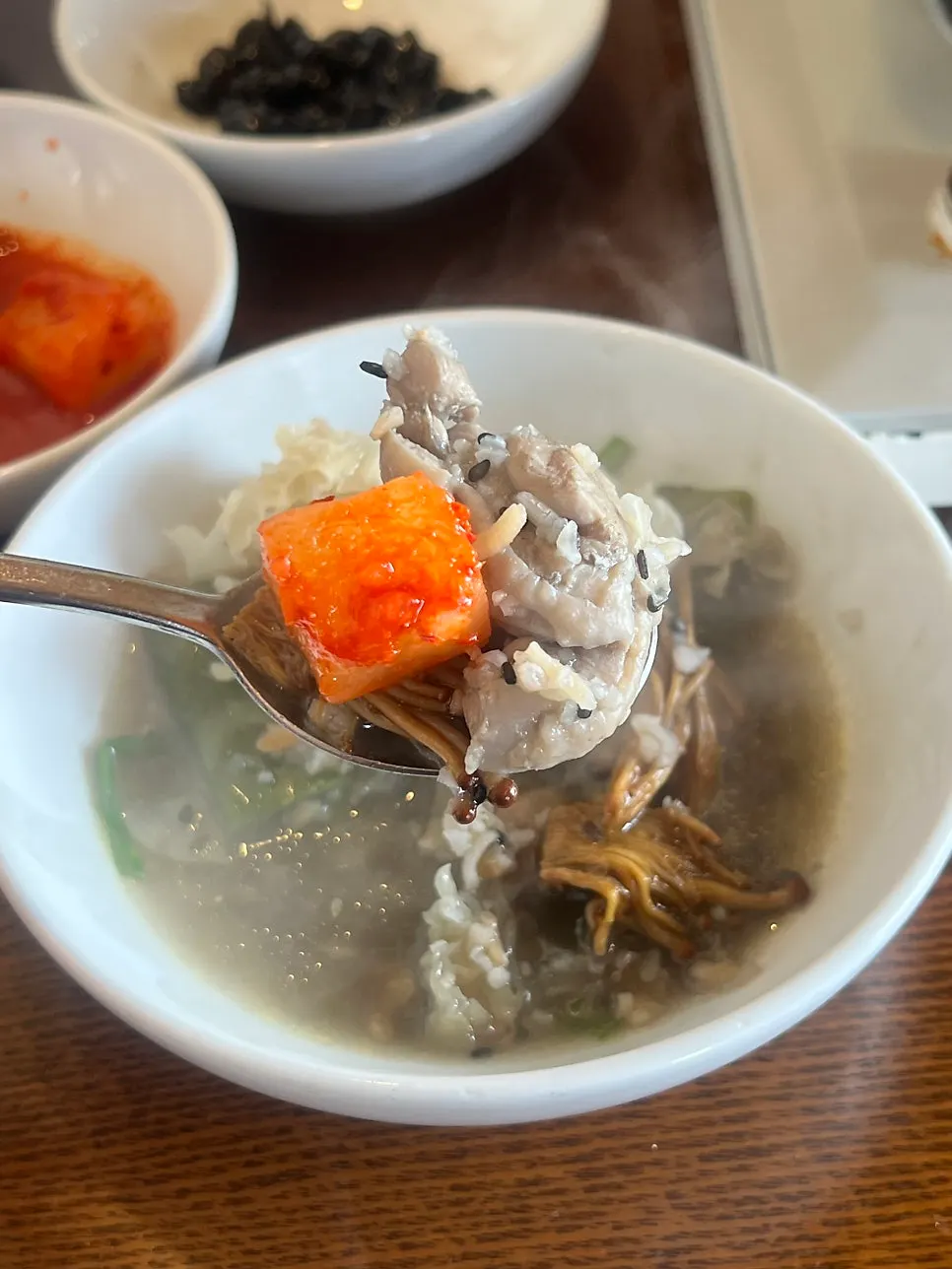 누룽지와 닭고기, 버섯을 덜어 담은 앞접시