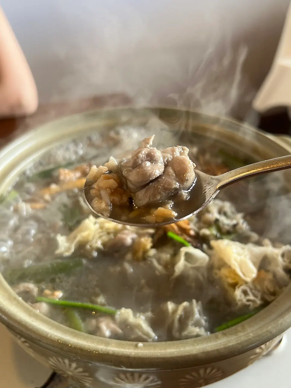 닭전골과 물회가 함께 차려진 동양백반 한 상