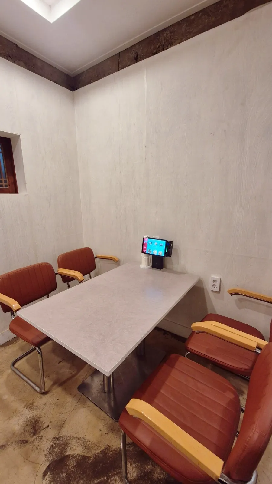 Overview of the Midam Kitchen dining room