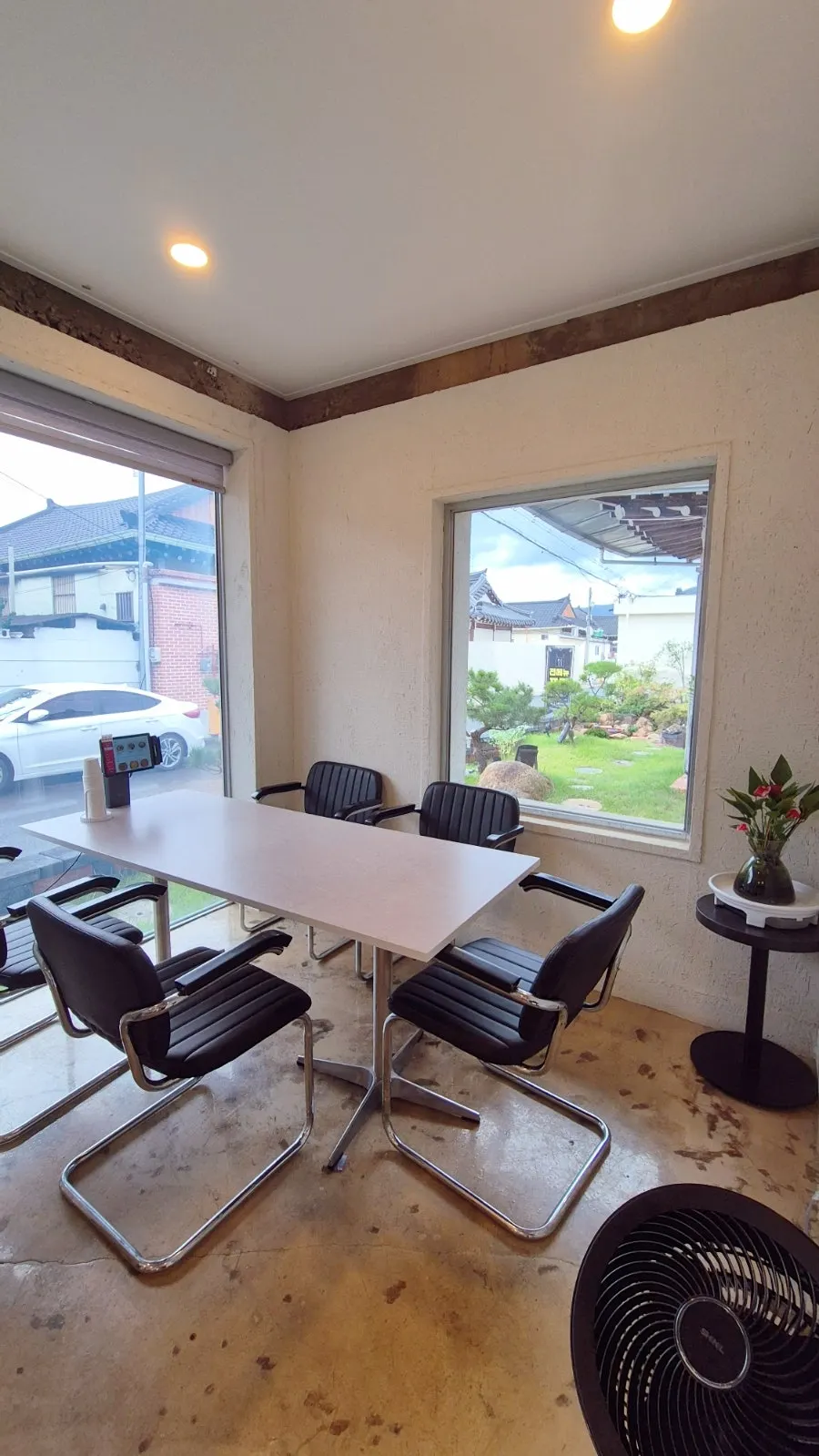 Midam Kitchen room with a 6-person table