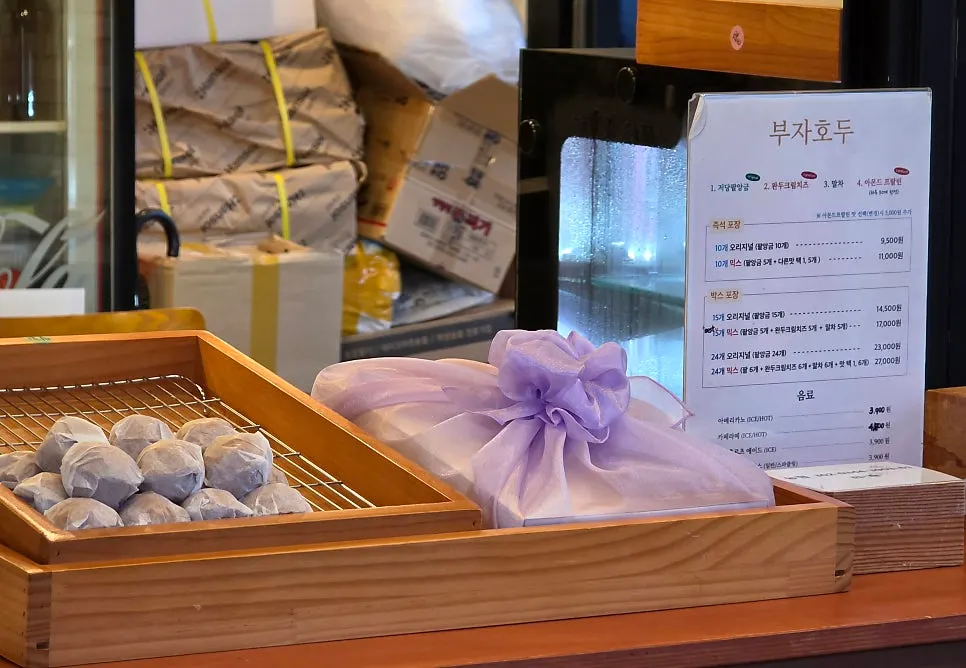 우드톤 인테리어의 부자호두 매장 외관