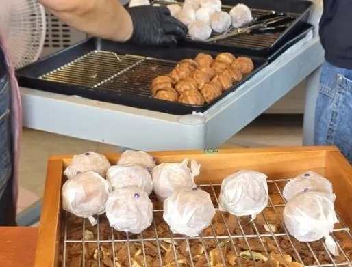 風呂敷で包んだプジャホドゥの贈り物箱