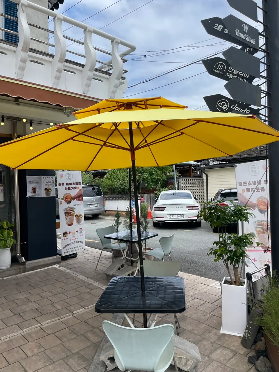 Buja Hodu's storefront entrance and the Hwangnidan-gil streetscape
