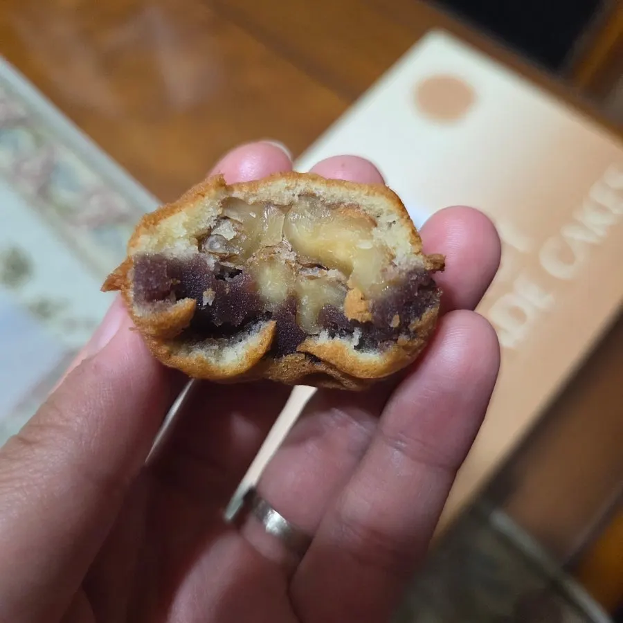Box containing the 24-piece walnut pastry mix