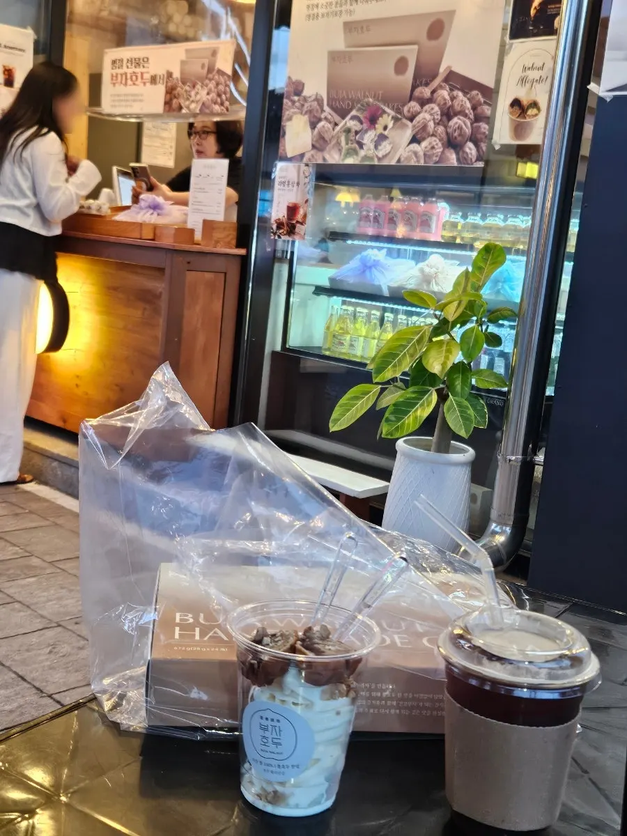 Box of 24 original red bean walnut pastries