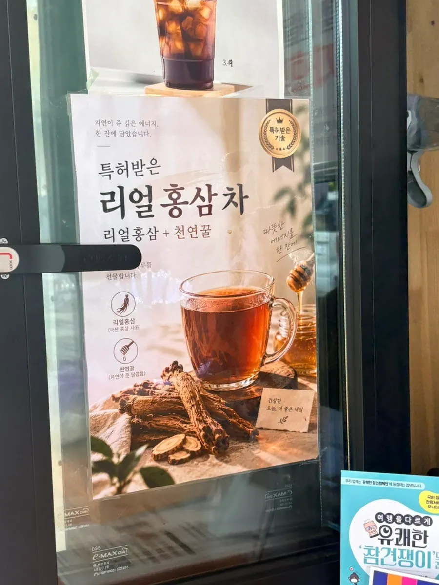 매장 뒤편에서 호두과자를 만드는 모습