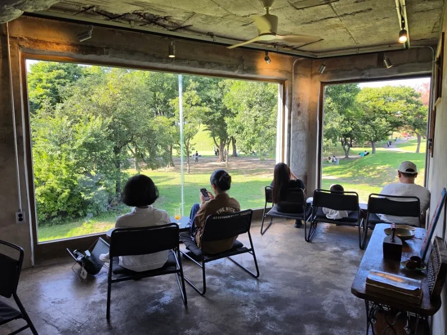 Seating arranged along Bonghwangdang's window