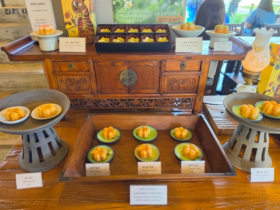 Bonghwangdang gift set packaging for Gyeongju souvenirs