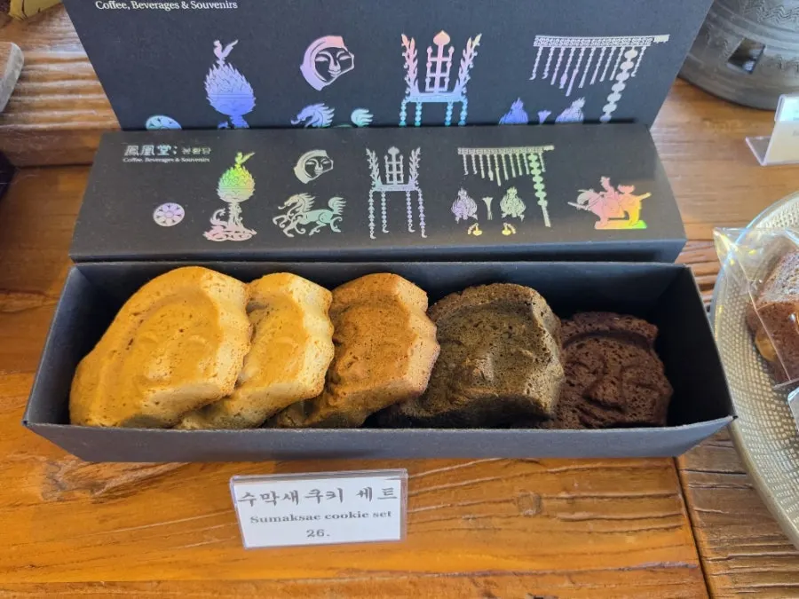 Display shelf of Bonghwangdang gift sets including yeonhwagwa sets