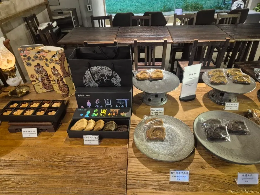 Dessert display case at Bonghwangdang