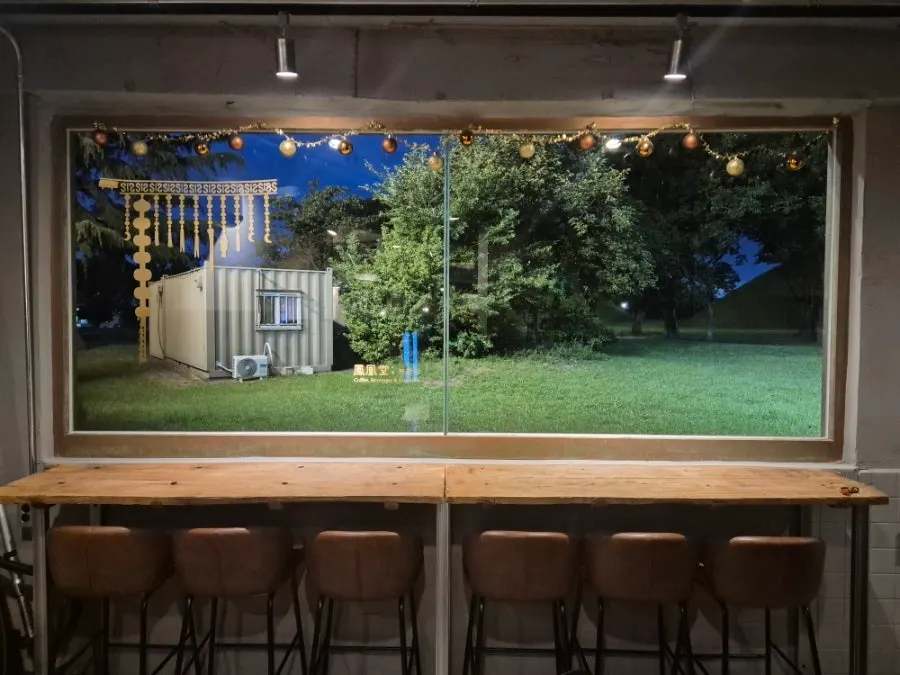 Panoramic window seating on Bonghwangdang's 2nd floor