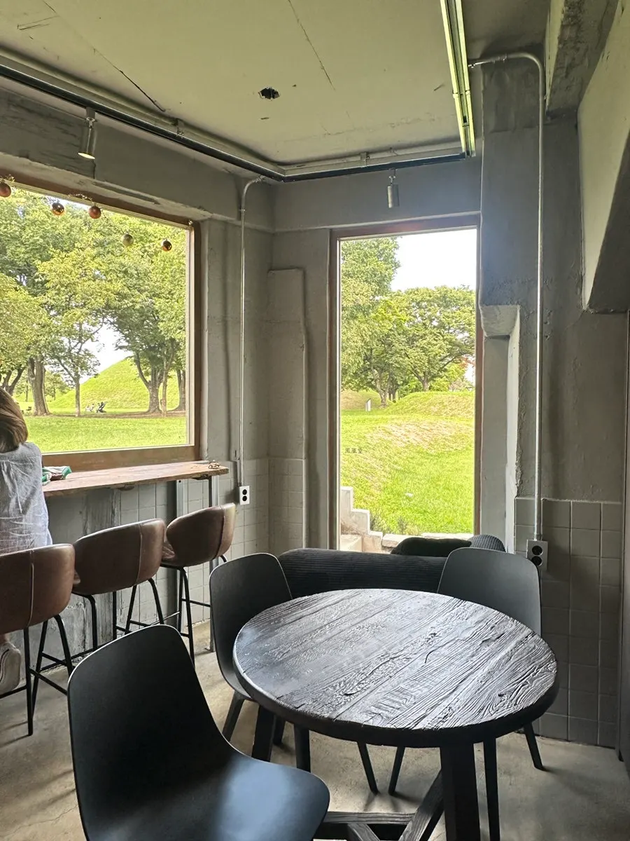 Picnic-style seating in the outdoor camping zone at Cafe Bonghwangdang