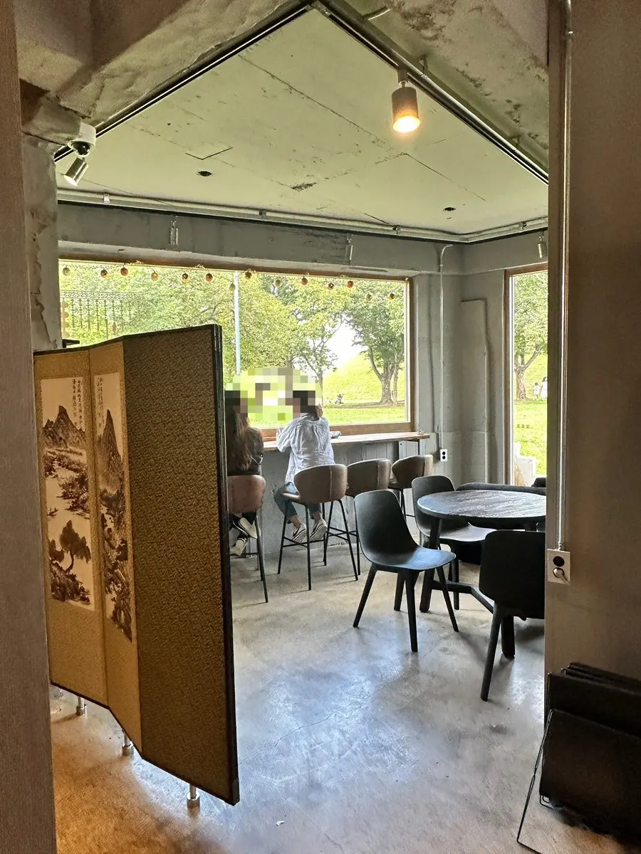 Garden surrounding the outdoor seating at Cafe Bonghwangdang
