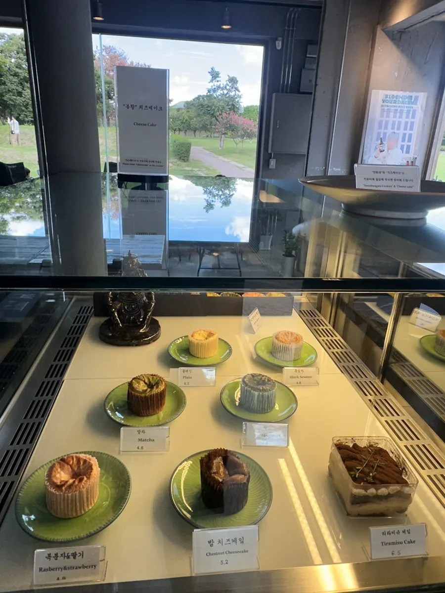 Displayed Sumaksae Cookie Set and Bonghwangdang Yeonhwagwa packaging