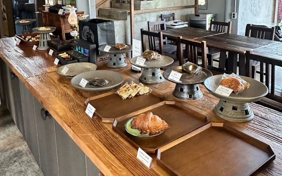 Bakery display case at Cafe Bonghwangdang