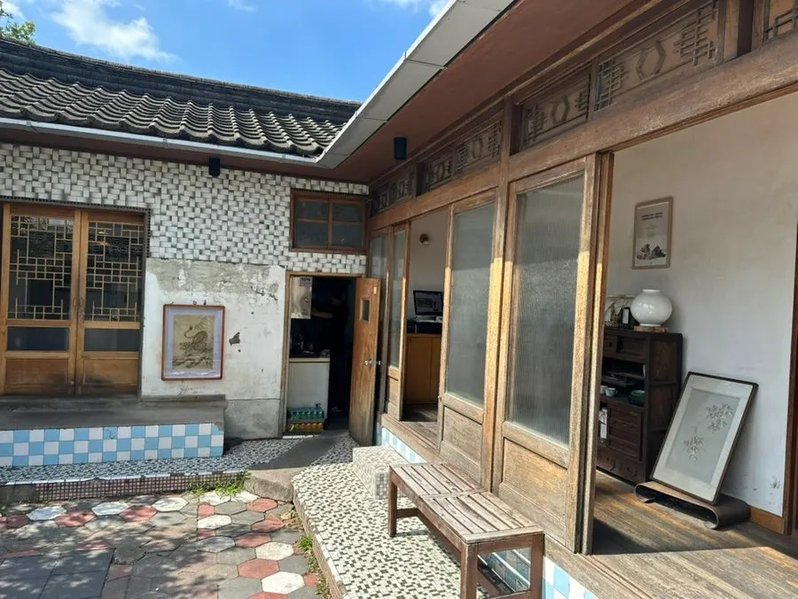 한옥 가옥 분위기의 동양백반 외부 공간