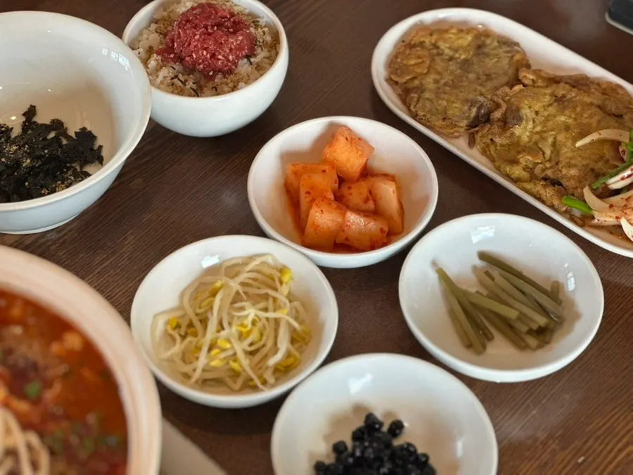 동양백반 밑반찬 네 가지