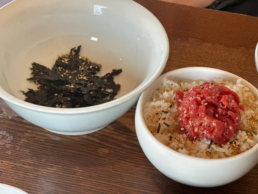육회가 올라간 동양백반 육회밥