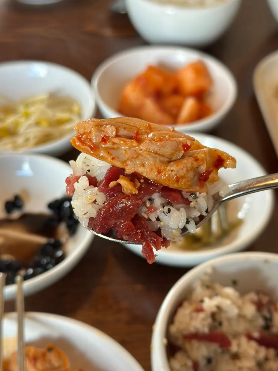 밥 위에 올린 닭볶음탕 한 술