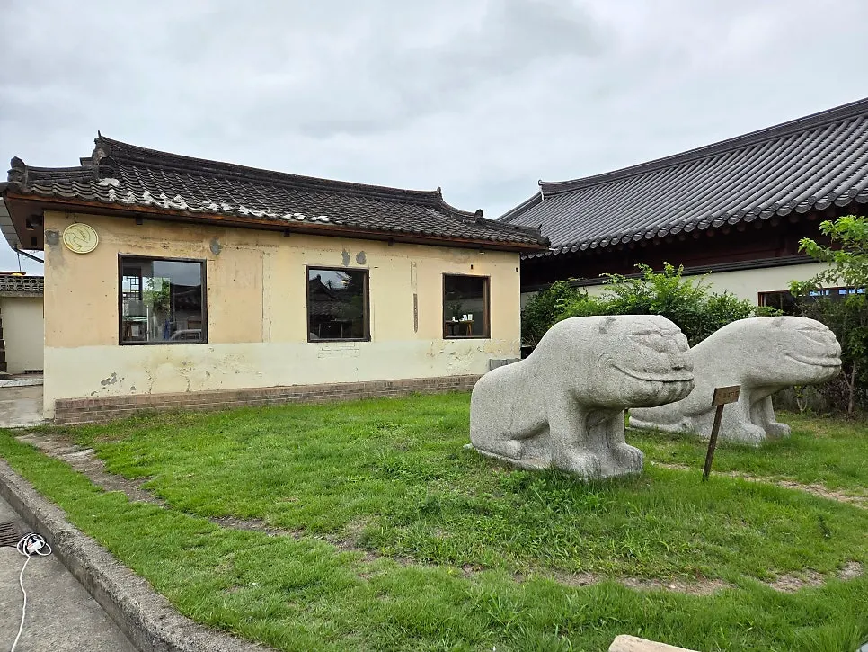 Exterior of Dongyang Baekban's converted-house building in Hwangridan-gil