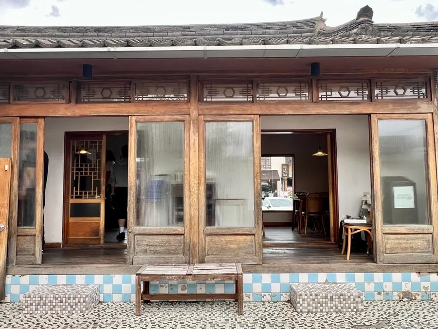 주택을 개조한 동양백반 마당