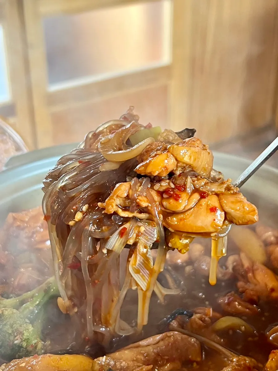 양념을 머금은 찜닭 속 당면