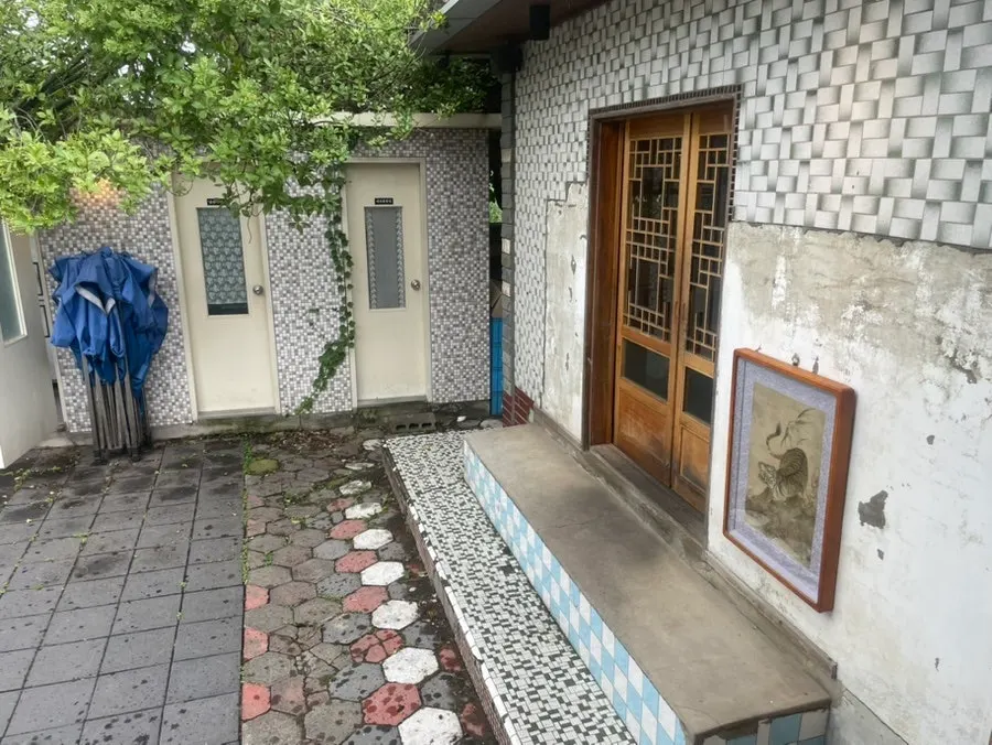 Interior of Dongyang Baekban with an old-house atmosphere