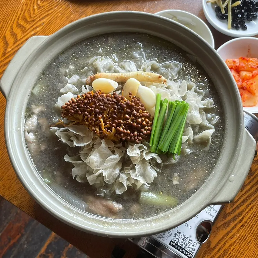 Black-rice-crust chicken stew topped with mushrooms and ginseng
