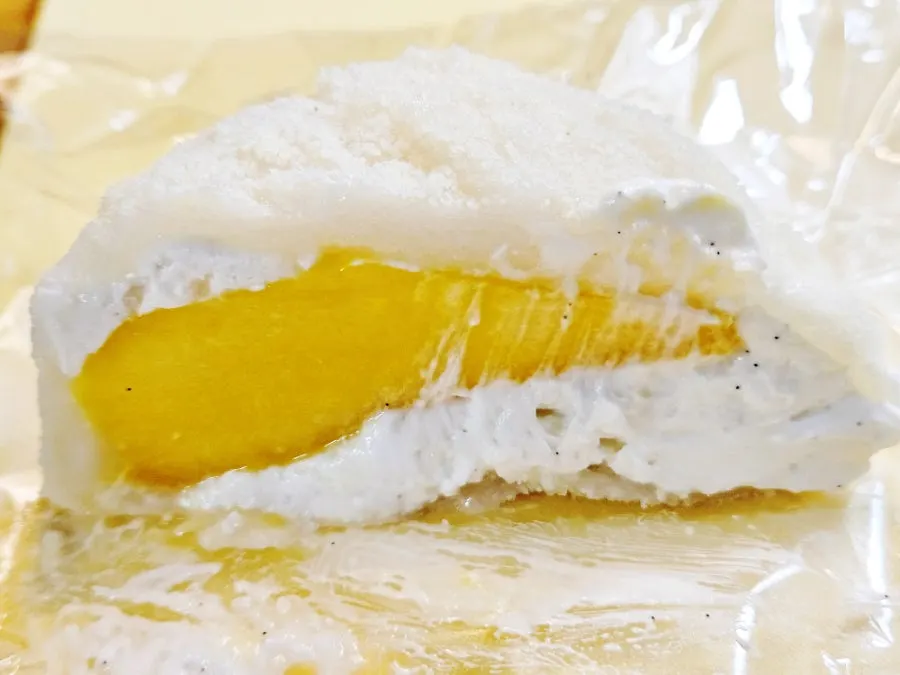 세 가지 맛 과일모찌를 함께 놓은 상차림