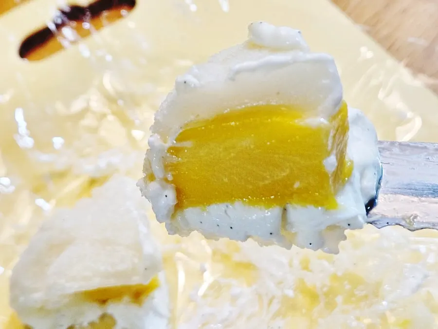 망고요거트모찌 반으로 자른 단면