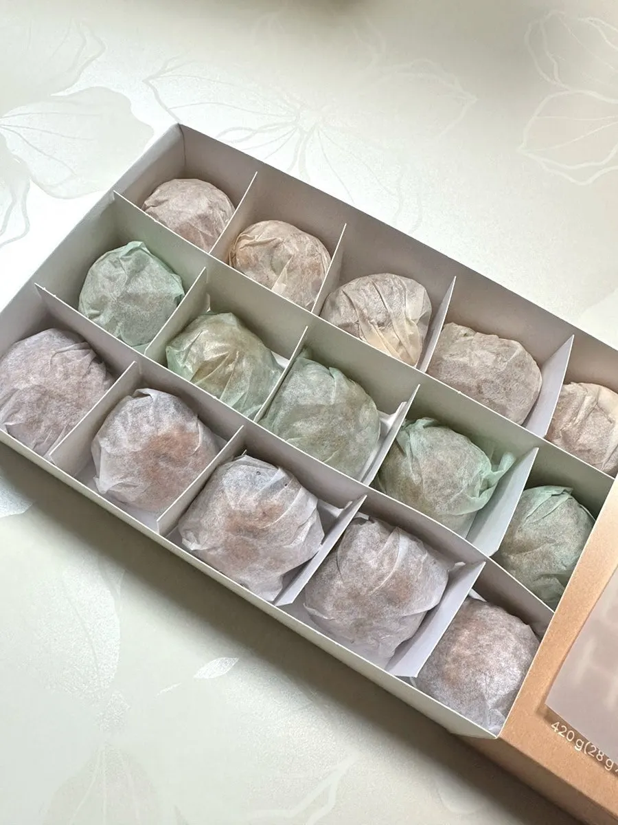 Open lid of Buja Hodu walnut pastry gift box
