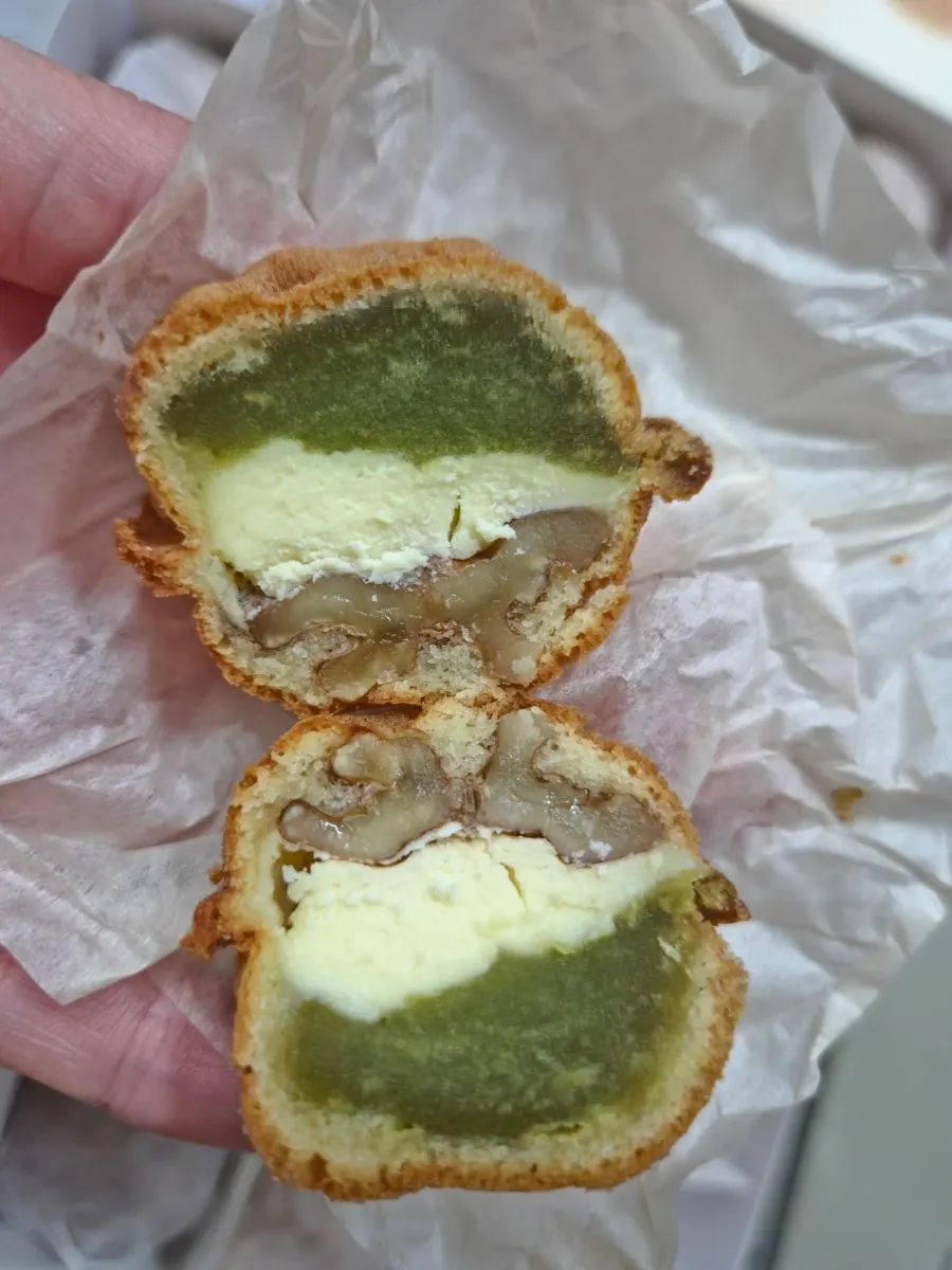 앙금과 호두가 꽉 찬 호두과자 단면