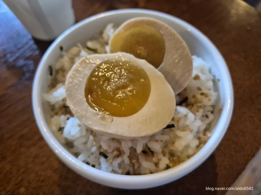 김가루가 담긴 비빔용기