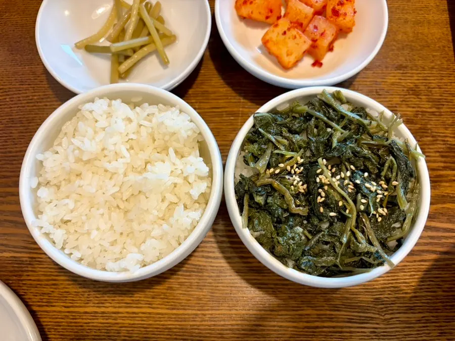 깍두기 등 반찬과 곤드레밥