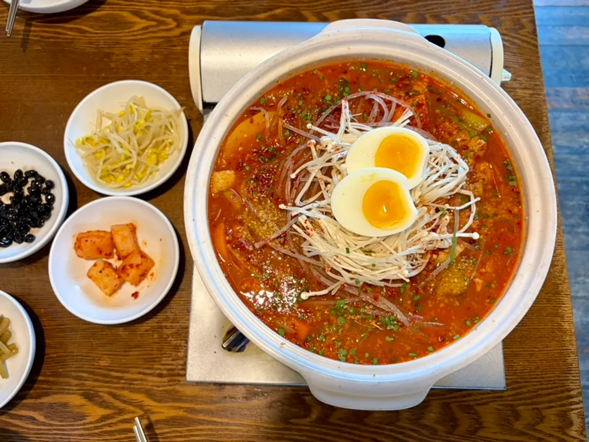 곤드레밥과 반찬이 차려진 테이블